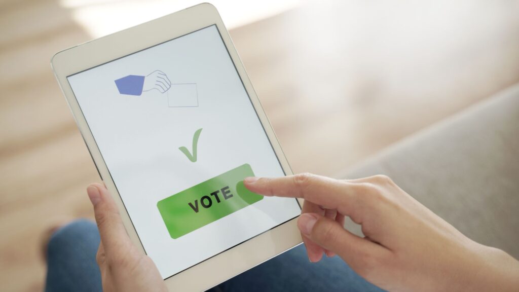 網路詐騙：假冒親友引誘參與投票與抽獎